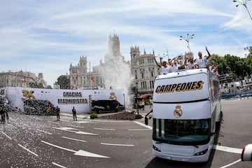 Los jugadores del Real Madrid en el autobús en la Plaza de Cibeles tras visitar las sedes de la Comunidad de Madrid y el Ayuntamiento.de la capital como parte de los actos de celebración de la trigésimo sexta Liga conseguida por el equipo, este domingo en Madrid.