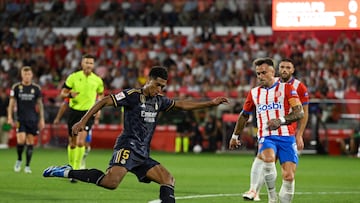 Real Madrid's English midfielder #5 Jude Bellingham (L) fights for the ball with Girona's Spanish midfielder #14 Aleix Garcia during the Spanish Liga football match between Girona FC and Real Madrid CF at the Montilivi stadium in Girona on September 30, 2023. (Photo by Josep LAGO / AFP)