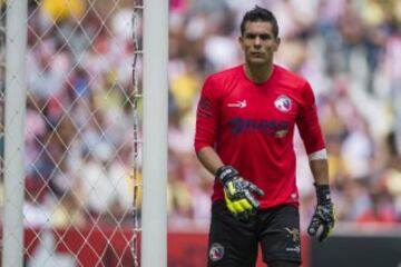 Posee el récord de más partidos disputados en el fútbol mexicano. Fue una leyenda con las Chivas, pues incluso ganó el título en el Torneo Apertura 2006, el último que tiene el Rebaño en el fútbol mexicano.