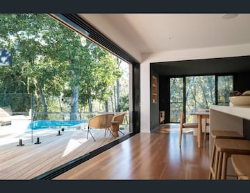 Tiene una cocina bonita, funcional y abierta que se junta con la sala de estar e incluye electrodom谷sticos de dise?o y alta calidad en todo el espacio. Luego, se puede desayunar sin salir de casa pero viendo c車mo juegan las tortugas, cisnes, pel赤canos y otros animales que habitan en el lugar. Por eso tiene m芍s de 50 metros de fachada que dan al arroyo.