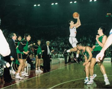 Sasha Djordjevic se levanta con Tomás Jofresa agachado (al fondo Lolo Sainz en el banquillo del Joventut) para anotar el triple ganador en la final de la Copa de Europa de 1992.