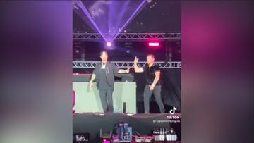 Canelo fue el invitado de J Balvin en una de sus presentaciones