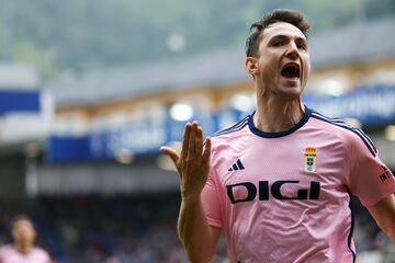 EIBAR, 02/06/2024.- Borja Sánchez del Oviedo celebra tras anotar un gol ante el Eibar este domingo, durante un partido de Segunda División, en el Estadio Municipal de Ipurúa, en Eibar (País Vasco). EFE/ Javier Etxezarreta
