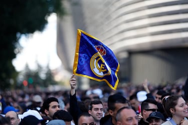 Aficionados del Real Madrid esperan la llegada del autobús de su equipo en los alrededores del estadio antes del partido.