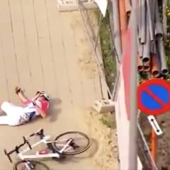 Casi nunca se ve a un ciclista de este nivel perdiendo tanto el control de la bici: ojo a la caída