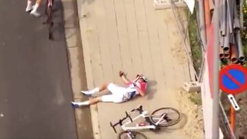 Casi nunca se ve a un ciclista de este nivel perdiendo tanto el control de la bici: ojo a la caída