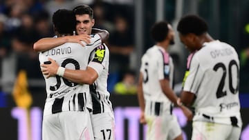 Juventus' Montenegrin midfielder #17 Vasilije Adzic (C) celebrates with Juventus' Canadian forward #30 Jonathan David (L) after scoring his team fourth goal during the Italian Serie A football match between Juventus and Inter Milan at the Allianz stadium in Turin, northern Italy, on September 13, 2025. (Photo by MARCO BERTORELLO / AFP)
