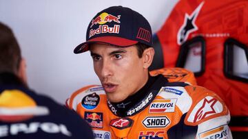 Márquez en el box de Honda durante los entrenamientos libres del GP de Aragón.