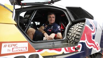 PER140. LIMA (PER&Uacute;), 05/01/2018. El piloto espa&ntilde;ol Carlos Sainz de Peugeot asiste a las verificaciones t&eacute;cnicas de veh&iacute;culos del Dakar 2018 hoy, viernes 05 de enero de 2018, en Lima (Per&uacute;). El rally Dakar arranca este s&aacute;bado su cuadrag&eacute;sima edici&oacute;n, la d&eacute;cima en Sudam&eacute;rica y a priori una de las m&aacute;s duras de los &uacute;ltimos a&ntilde;os por su dificultad, con cinco d&iacute;as de dunas en Per&uacute;, otros cinco a m&aacute;s de 3.000 metros de altitud en Bolivia y cinco m&aacute;s en el calor de Argentina y su complicada orograf&iacute;a. El Dakar parte desde Lima con 337 veh&iacute;culos en competici&oacute;n y terminar&aacute; el d&iacute;a 20 en C&oacute;rdoba (Argentina), tras recorrer cerca de 9.000 kil&oacute;metros. EFE/David Fern&aacute;ndez
 