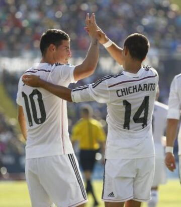 Chicharito celebra con James el 0-2.
