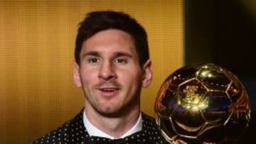 Messi posa con el balón de oro.