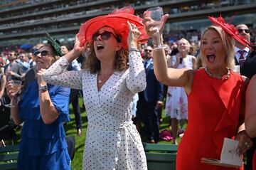 En el hip¨®dromo de Ascot, ciudad al sur de Inglaterra, donde se celebra la tradicional y pintoresca carrera de caballos con la presencia de la familia real brit¨¢nica.