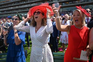 En el hipódromo de Ascot, ciudad al sur de Inglaterra, donde se celebra la tradicional y pintoresca carrera de caballos con la presencia de la familia real británica.