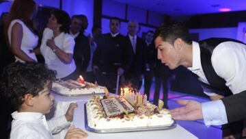El portugués organizó una fiesta en el Reebook Sports Club de La Finca y sopló las velas acompañado de su hijo, Cristiano Junior.