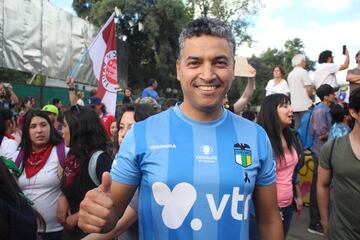 Hinchas de distintos clubes llegaron hasta Plaza Italia para ser parte de la manifestación más masiva. Hasta los archirrivales se tomaron fotografías juntos.