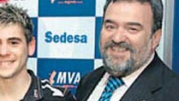 <b>UNO DE SUS CAMPEONES. </b>Álvarez, junto a Álvaro Bautista.