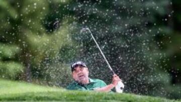 El argentino Angel Cabrera, en un dif&iacute;cil golpe. 