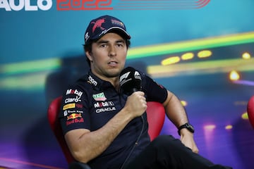 AME2186. SAO PAULO (BRASIL), 10/11/2022.- El piloto mexicano Sergio Pérez de la escudería Red Bull habla durante una rueda de prensa en el circuito de Interlagos, en Sao Paulo (Brasil). El próximo domingo se celebrará el Gran Premio de Brasil de Fórmula Uno en la ciudad de Sao Paulo (Brasil). EFE/ Sebastiao Moreira
