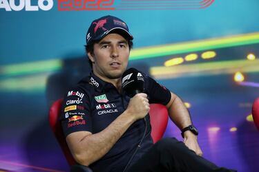 Asesor de Red Bull responsabilizó a Checo Pérez por quedar detrás de Leclerc