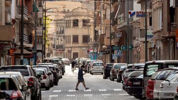 GRAF2779. JUMILLA (MURCIA) (ESPAÑA), 10/09/2020.- Un hombre cruza por un paso de peatones en la calle Cánovas del Castillo, este jueves en Jumilla (Murcia). El Gobierno murciano ha decidido hoy decretar el confinamiento del municipio de Jumilla, cuya población supera los 25.000 habitantes, debido a la alta incidencia de casos positivos de coronavirus que registra en las últimas semanas. EFE/ Marcial Guillén