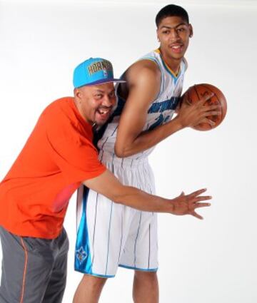 Anthony Davis, de Kentucky, posa junto a su padre Anthony Davis.