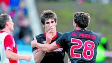 <b>CELEBRACIÓN. </b>Javi Martínez recibe la felicitación de su compañero De Marcos tras lograr el gol del Athletic ante el Tromsoe.