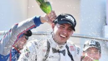 El corredor estadounidense celebra su tercera victoria en la Indy en Mid-Ohio.