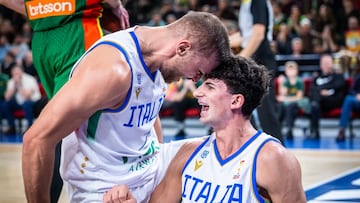 Stefano Tonut y Gabriele Procida celebran una acción de Italia ante Lituania.