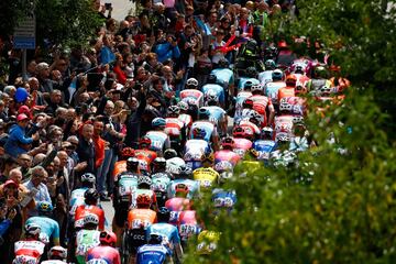 El pelotón en la sexta etapa entre Cassino y San Giovanni Rotondo.