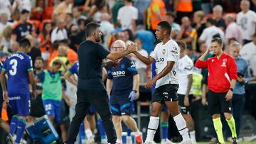 Gattuso saluda a Lino tras un partido.