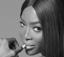 Naomi Campbell posa desnuda y confiesa que le costó muchos años aceptarse físicamente