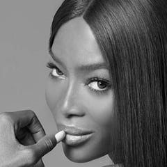 Naomi Campbell posa desnuda y confiesa que le costó muchos años aceptarse físicamente