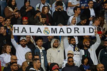 Aficionados madridistas en el estadio animando al equipo blanco.