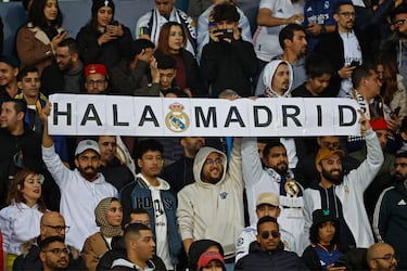 Aficionados madridistas en el estadio animando al equipo blanco.