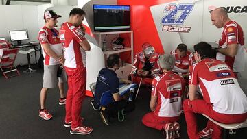 El box de Ducati durante los test privados de Sepang con Casey Stoner y Jorge Lorenzo.