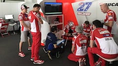 El box de Ducati durante los test privados de Sepang con Casey Stoner y Jorge Lorenzo.