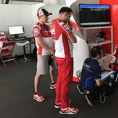 Primer test de Ducati con Stoner y la atenta mirada de Lorenzo