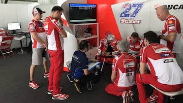 Primer test de Ducati con Stoner y la atenta mirada de Lorenzo