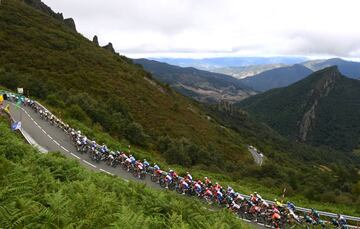 El pelotón durante el ascenso del puerto de San Glorio, en la séptima etapa de La Vuelta que se disputa entre las localidades de Camargo (Cantabria) y Cistierna (León)