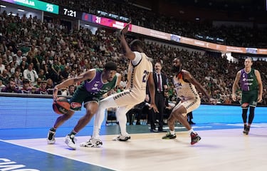 El UCAM Murcia dobla su ventaja y pone contra las cuerdas al Unicaja