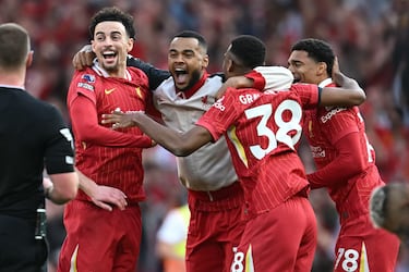 Why doesn’t Liverpool receive the Premier League 24/25 trophy today? When will they receive it?