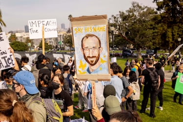 Miles de personas en la protesta en San Francisco contra el ICE. La ciudad de California se une así al resto de lugares en EE.UU. que han asumido una huelga general en contra de las actuaciones del Servicio de Inmigración y Control de Aduanas.