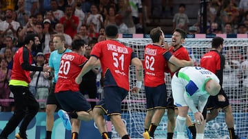 Spain's players celebrate their victory over Slovenia at the end of the men's bronze medal handball match between Spain vs Slovenia of the Paris 2024 Olympic Games, at the Pierre-Mauroy stadium in Villeneuve-d'Ascq, northern France, on August 11, 2024. (Photo by Thomas COEX / AFP)
