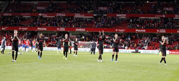 Los jugadores del Atlético de Madrid saludando al público al final del partido