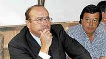 <B>MEJORAR LA PLANTILLA</B>. Paco Flores condiciona su continuidad a la llegada de refuerzos.