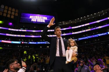 Pau Gasol saludando a los presentes en el Crypto.com Arena junto a su hija, Elisabet Gianna.
