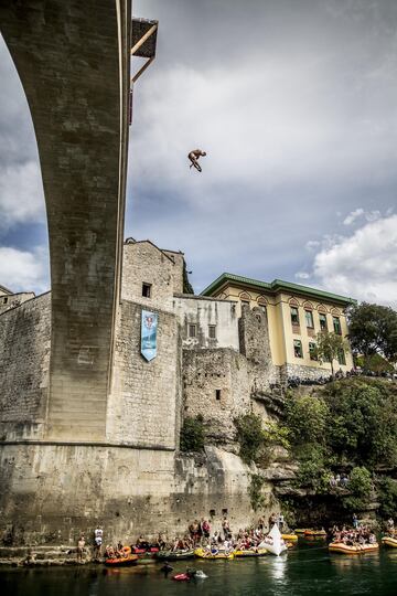 Nikita Fedotov, de Rusia, se lanza desde la plataforma de 27 metros en Stari Most durante el primer día de competición de la quinta parada del Red Bull Cliff Diving World Series.