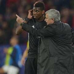 Mourinho hugs reporter for asking about McTominay instead of Pogba