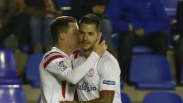 Gameiro y Vitolo celebran uno de los goles del Sevilla.