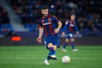 Campeón del Mundo con Alemania en 2024 es un viejo conocido en la capital del Turia al haber jugado en Valencia y Levante. Entre un equipo y otro le dio tiempo a lucir la camiseta de Arsenal y Schalke. El defensa añade en su currículum la experiencia vivida en la Sampdoria, el Everton y en las categorías inferiores del Hamburgo. Un central con capacidad para adaptarse a diferentes ligas.